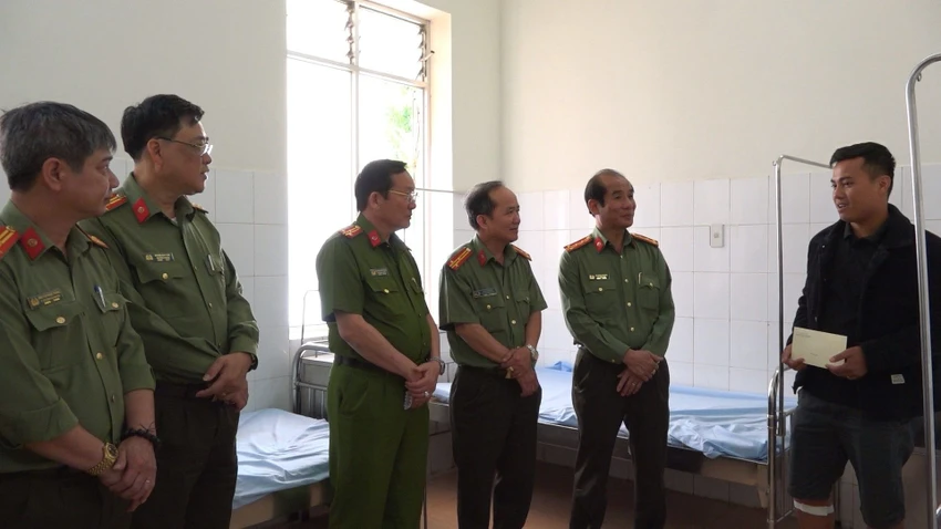Lãnh đạo công an tỉnh Lâm Đồng thăm hỏi Thượng úy Nguyễn Trung Kiên Lãnh đạo công an tỉnh Lâm Đồng thăm hỏi Thượng úy Nguyễn Trung Kiên
