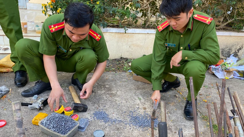 Công an tiêu huỷ hơn 13 kg đạn chì. Ảnh: CA Công an tiêu huỷ hơn 13 kg đạn chì. Ảnh: CA