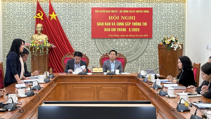 Hội nghị giao ban và cung cấp thông tin báo chí tháng 3 của tỉnh Lâm Đồng. Ảnh: VÕ TÙNG