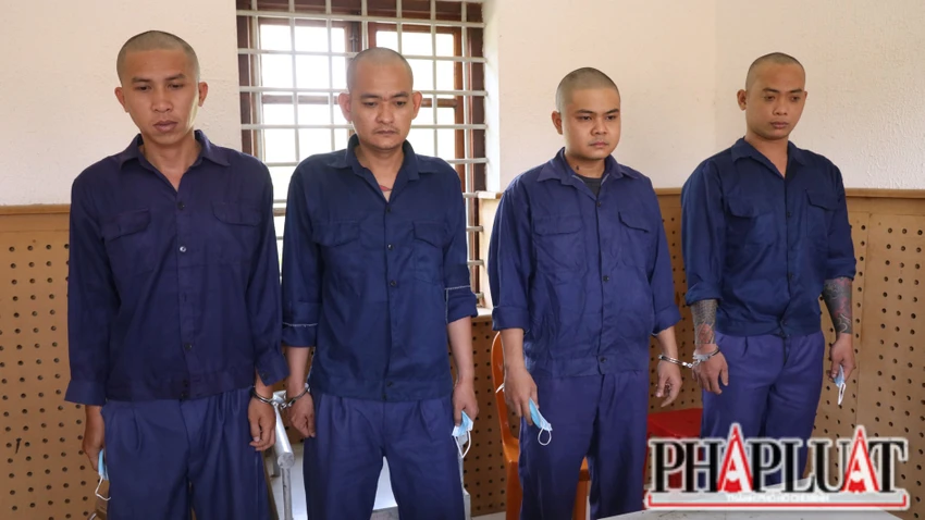 4 nghi can cướp tiền bị bắt giữ. Ảnh: VÕ TÙNG 4 nghi can cướp tiền bị bắt giữ. Ảnh: VÕ TÙNG