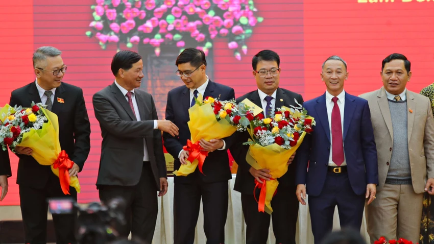 Ông Nguyễn Ngọc Phúc (thứ 3 từ phải sang) được HĐND tỉnh Lâm Đồng bầu làm Phó Chủ tịch UBND tỉnh. Ảnh: PV