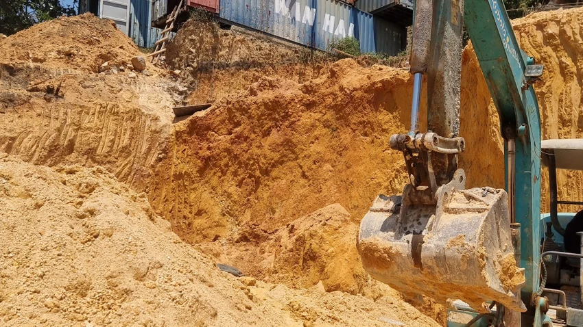 Hiện trường vụ tai nạn sập bờ đất. Ảnh: VT Hiện trường vụ tai nạn sập bờ đất. Ảnh: VT