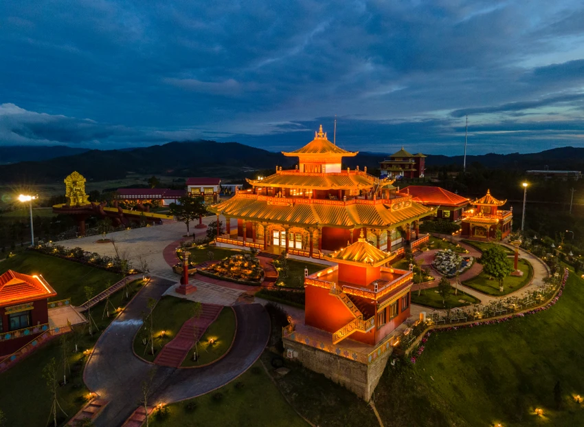 Không gian văn hóa tâm linh Phật giáo Kim Cương thừa tại Samten Hills Dalat ở huyện Đơn Dương, tỉnh Lâm Đồng. Không gian văn hóa tâm linh Phật giáo Kim Cương thừa tại Samten Hills Dalat ở huyện Đơn Dương, tỉnh Lâm Đồng.