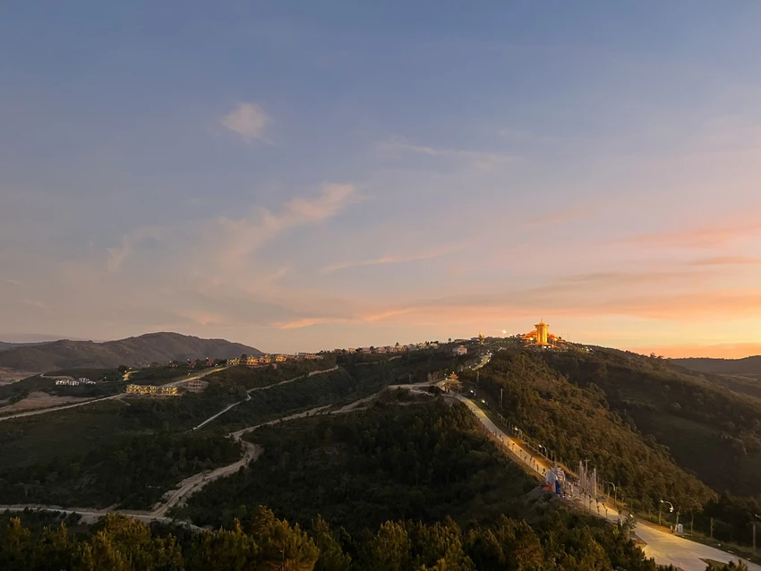 Cảnh hoàng hôn tuyệt đẹp trên Samten Hills Dalat Cảnh hoàng hôn tuyệt đẹp trên Samten Hills Dalat