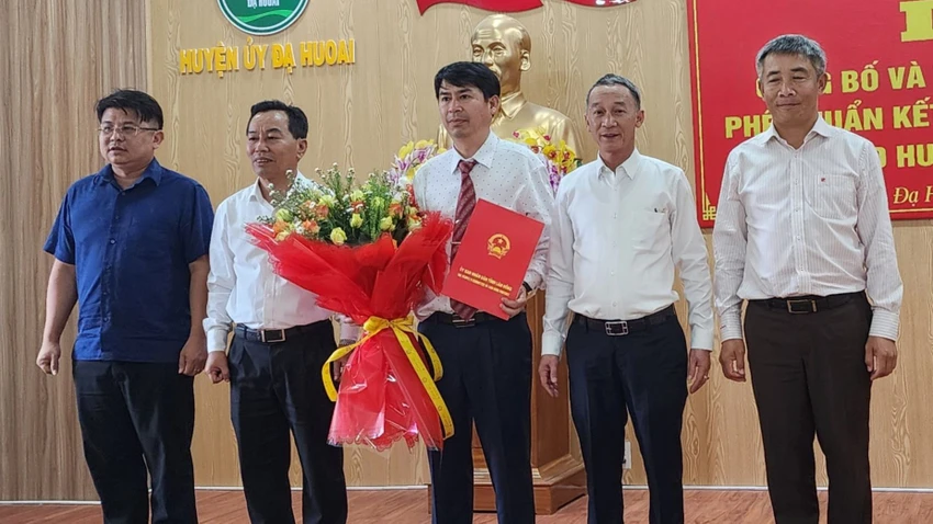 Ông Lê Bình Minh (đứng giữa) nhận quyết định làm Chủ tịch UBND huyện Đạ Huoai. Ảnh: CTV Ông Lê Bình Minh (đứng giữa) nhận quyết định làm Chủ tịch UBND huyện Đạ Huoai. Ảnh: CTV