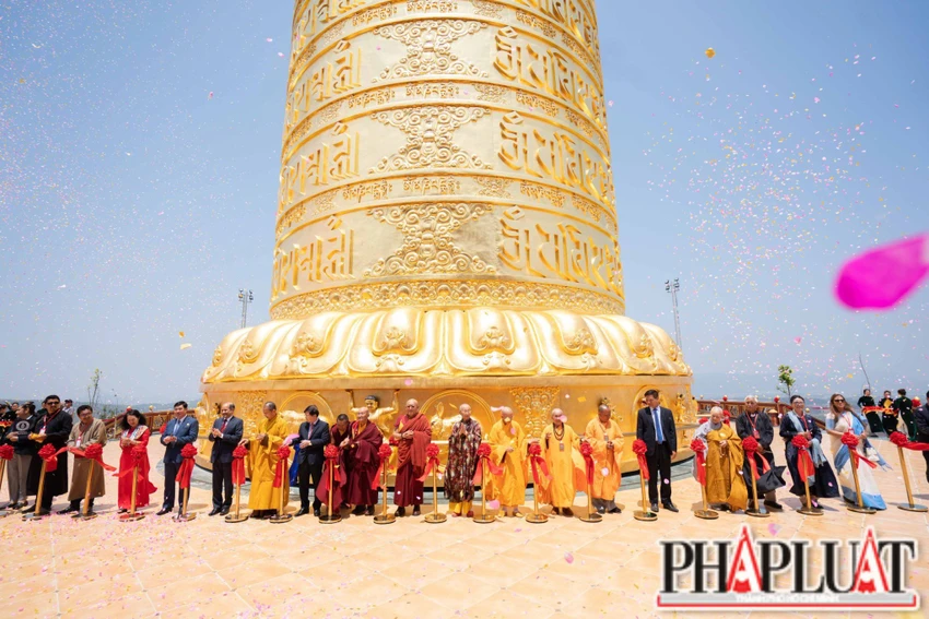 Đại bảo tháp kinh luận trong Samten Hills Dalat Đại bảo tháp kinh luận trong Samten Hills Dalat