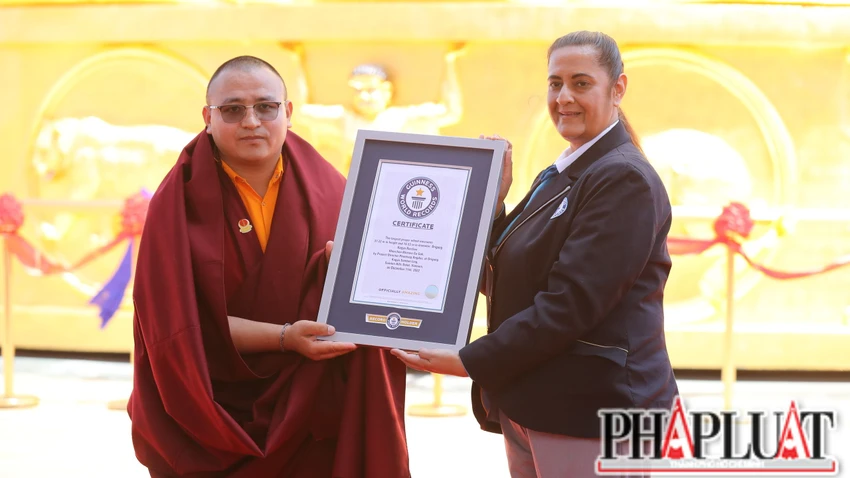 Bà Sonia Ushirogochid - đại diện Tổ chức Kỷ lục Guinness Thế giới trao chứng nhận cho đại diện Samten Hills Dalat Bà Sonia Ushirogochid - đại diện Tổ chức Kỷ lục Guinness Thế giới trao chứng nhận cho đại diện Samten Hills Dalat