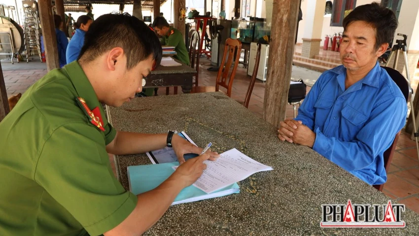 Võ Minh Tâm bị công an bắt giữ. Ảnh: VÕ TÙNG tưới xăng đốt vợ ở Tây Ninh