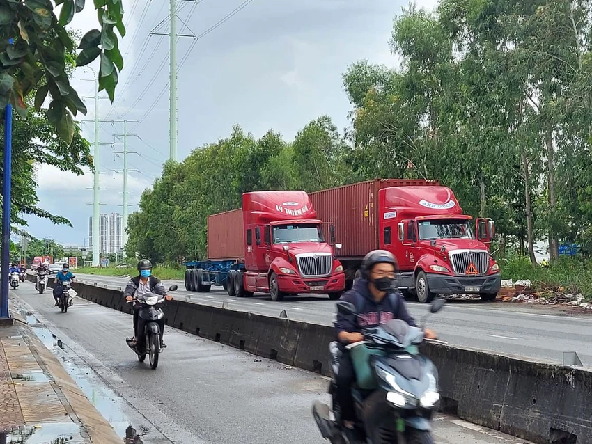 Biến đường giao thông thành bãi đỗ xe container ảnh 1 Biến đường giao thông thành bãi đỗ xe container ảnh 1