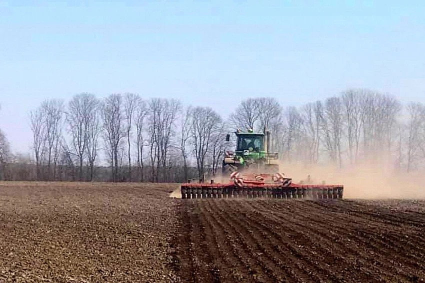 Dù xung đột chưa yên nhưng nông dân Serhiy Ivaschuk ở vùng Khmelnytskyi cách Kiev 350 km về phía nam (Ukraine) vẫn đưa máy kéo ra đồng cày xới đất chuẩn bị cho mùa vụ năm nay. Ảnh: CHRIS MCCULLOUGH Dù xung đột chưa yên nhưng nông dân Serhiy Ivaschuk ở vùng Khmelnytskyi cách Kiev 350 km về phía nam (Ukraine) vẫn đưa máy kéo ra đồng cày xới đất chuẩn bị cho mùa vụ năm nay. Ảnh: CHRIS MCCULLOUGH
