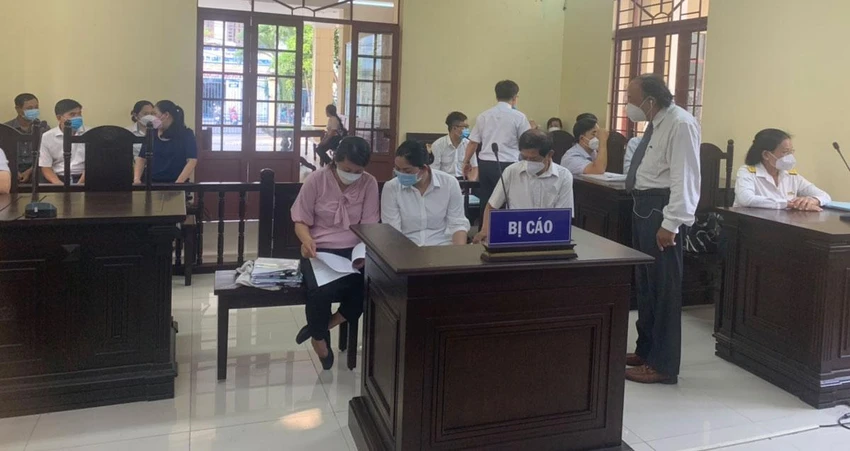 Ba bị cáo có mặt tại phiên tòa trước giờ xét xử. Ảnh: TRÚC PHƯƠNG