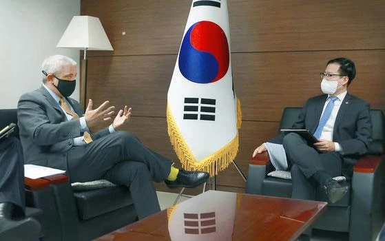 Quyền đại sứ Mỹ tại Seoul Christopher Del Corso (trái) và Bộ trưởng Thương mại Hàn Quốc Yeo Han-koo gặp tại Phòng Thương mại và Công nghiệp Hàn Quốc ở Seoul hôm 19-4. Ảnh: KOREAJOONGANGDAILY Quyền đại sứ Mỹ tại Seoul Christopher Del Corso (trái) và Bộ trưởng Thương mại Hàn Quốc Yeo Han-koo gặp tại Phòng Thương mại và Công nghiệp Hàn Quốc ở Seoul hôm 19-4. Ảnh: KOREAJOONGANGDAILY