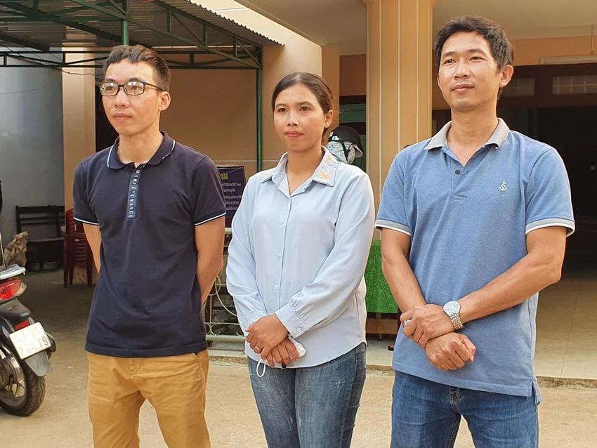 Anh Dương và một số giáo viên thắng kiện ở phiên sơ thẩm vì bị chấm dứt hợp đồng trái luật. Ảnh: QN Anh Dương và một số giáo viên thắng kiện ở phiên sơ thẩm vì bị chấm dứt hợp đồng trái luật. Ảnh: QN