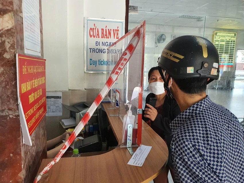 Những hành khách hiếm hoi đến ga Đà Nẵng hỏi mua vé tàu ngày 26-4. Ảnh: TẤN VIỆT Những hành khách hiếm hoi đến ga Đà Nẵng hỏi mua vé tàu ngày 26-4. Ảnh: TẤN VIỆT