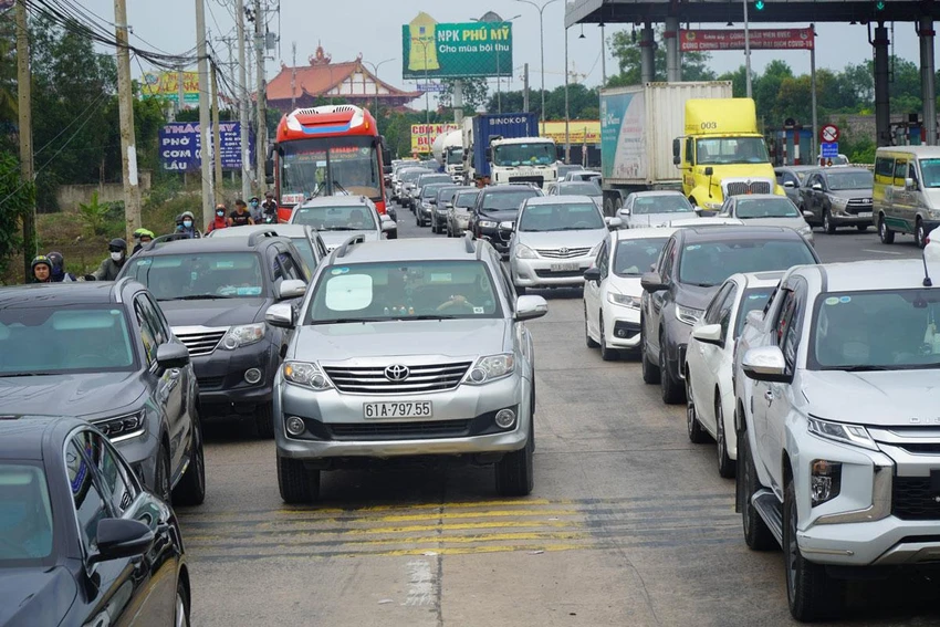Dự án cao tốc Biên Hòa - Vũng Tàu sẽ giảm tải cho quốc lộ 51 hiện đã quá tải, thường xuyên kẹt xe vào những ngày lễ, tết. Ảnh: vũ hội Dự án cao tốc Biên Hòa - Vũng Tàu sẽ giảm tải cho quốc lộ 51 hiện đã quá tải, thường xuyên kẹt xe vào những ngày lễ, tết. Ảnh: vũ hội