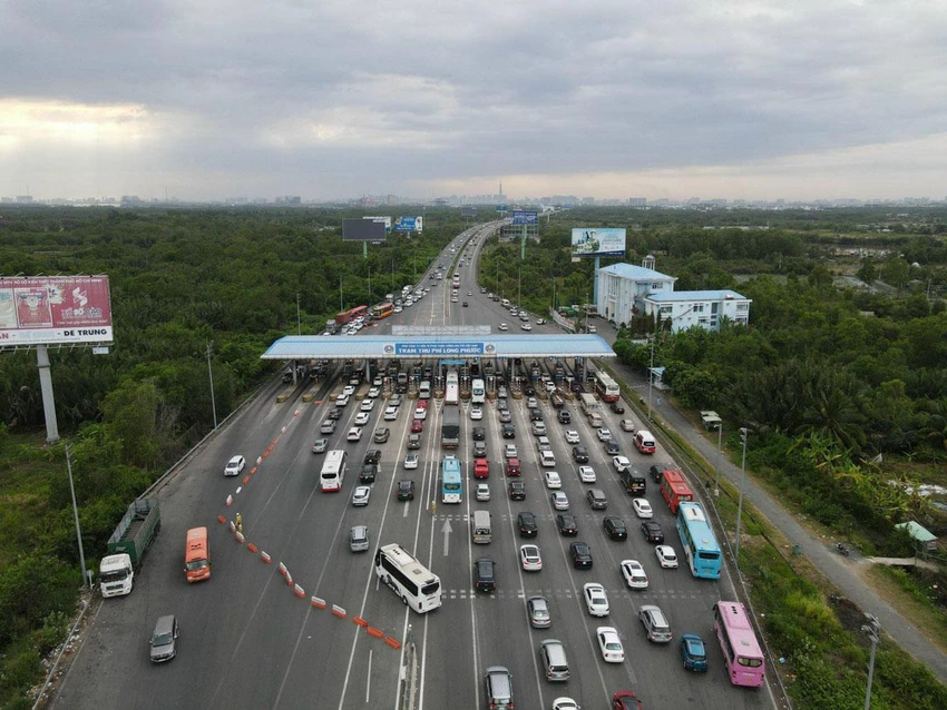 Cao tốc TP.HCM - Long Thành - Dầu Giây thường xuyên kẹt xe tại khu vực trạm thu phí Long Phước. Ảnh: THU TRINH
