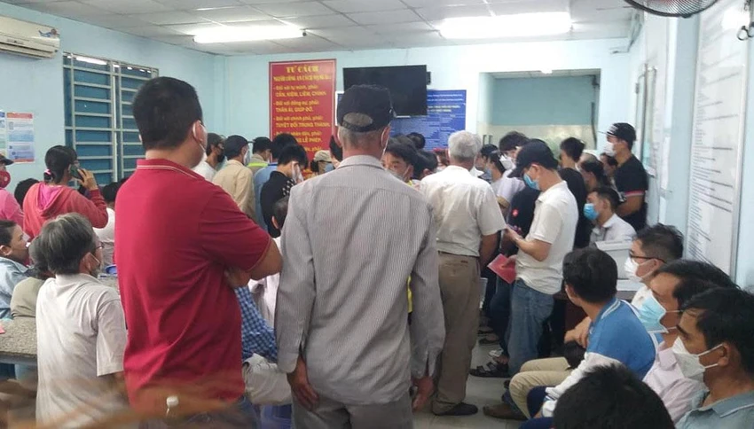 Nhiều người dân đến trụ sở Công an TP Thủ Đức trên xa lộ Hà Nội ngày 5-5 để làm CCCD. Ảnh: NVCC Nhiều người dân đến trụ sở Công an TP Thủ Đức trên xa lộ Hà Nội ngày 5-5 để làm CCCD. Ảnh: NVCC