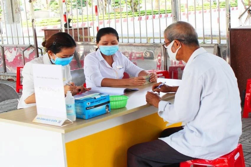 Người dân nhận lương hưu. Ảnh: VIẾT LONG Người dân nhận lương hưu. Ảnh: VIẾT LONG