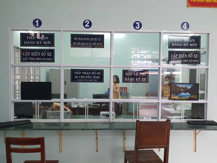 Khu vực tiếp nhận đăng ký, cấp biển số tại Công an quận Bình Thạnh. Ảnh: THY NHUNG