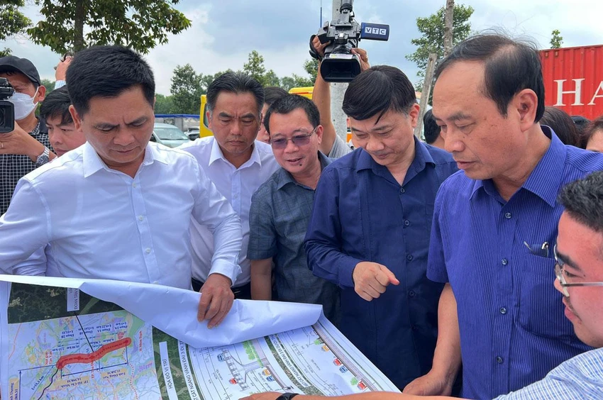 Sáng 19-5, ông Vũ Hồng Thanh, Chủ nhiệm Ủy ban Kinh tế của Quốc hội, chủ trì đoàn khảo sát thực địa dự án xây dựng đường vành đai 3. Ảnh: Đ.TRANG