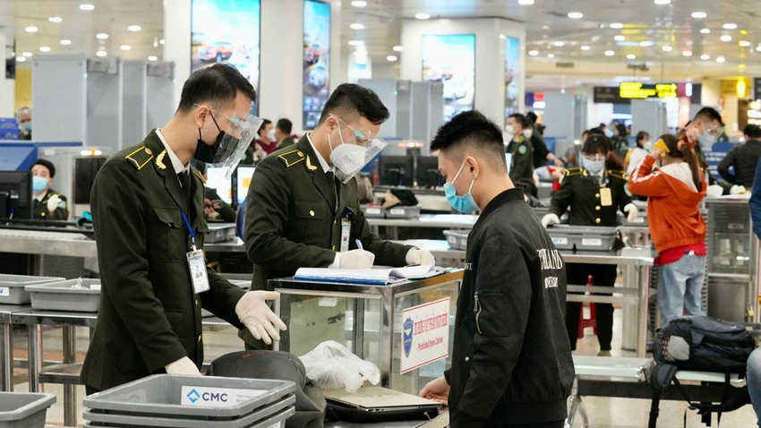 Hành khách làm thủ tục ở ga quốc tế Nội Bài. Ảnh: V.LONG Hành khách làm thủ tục ở ga quốc tế Nội Bài. Ảnh: V.LONG