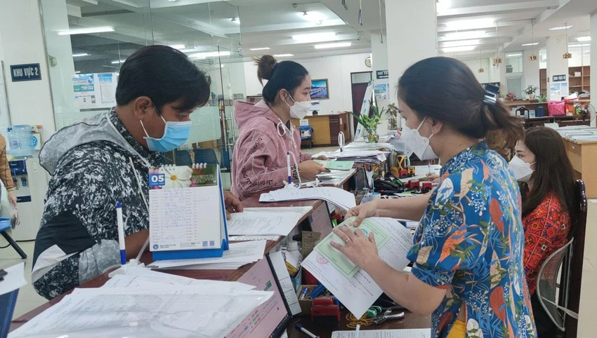Người dân đến cơ quan BHXH TP.HCM thực hiện các thủ tục liên quan đến BHXH, BHYT. Ảnh: NH Người dân đến cơ quan BHXH TP.HCM thực hiện các thủ tục liên quan đến BHXH, BHYT. Ảnh: NH