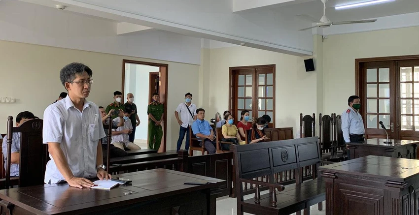 Ông Châu Lê Anh Hào (trái) và người bị kiện - ông Nguyễn Việt Thanh, Chánh Thanh tra Sở TT&TT TP Cần Thơ, tại tòa. Ảnh: HẢI DƯƠNG Ông Châu Lê Anh Hào (trái) và người bị kiện - ông Nguyễn Việt Thanh, Chánh Thanh tra Sở TT&TT TP Cần Thơ, tại tòa. Ảnh: HẢI DƯƠNG