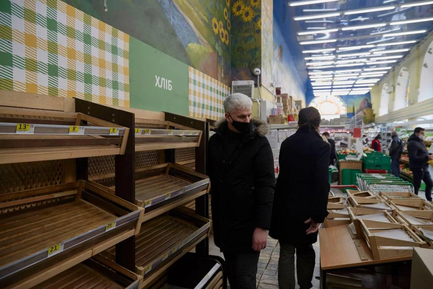 Hình ảnh một cửa hàng không có hàng để bán ở thủ đô Kiev (Ukraine) hồi tháng 4. Ảnh: GETTY IMAGES Hình ảnh một cửa hàng không có hàng để bán ở thủ đô Kiev (Ukraine) hồi tháng 4. Ảnh: GETTY IMAGES