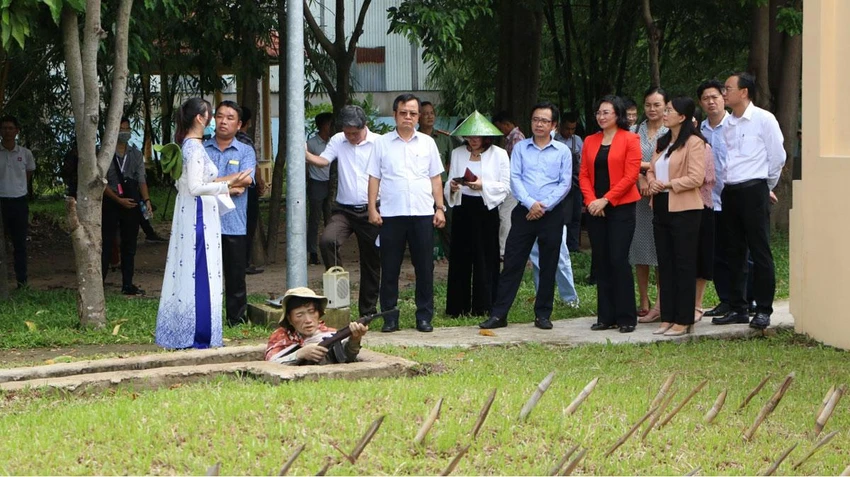 Đoàn khách đầu tiên tham gia trải nghiệm tour du lịch “Tân Phú - Đi là nhớ”. Ảnh: THU TRINH Đoàn khách đầu tiên tham gia trải nghiệm tour du lịch “Tân Phú - Đi là nhớ”. Ảnh: THU TRINH