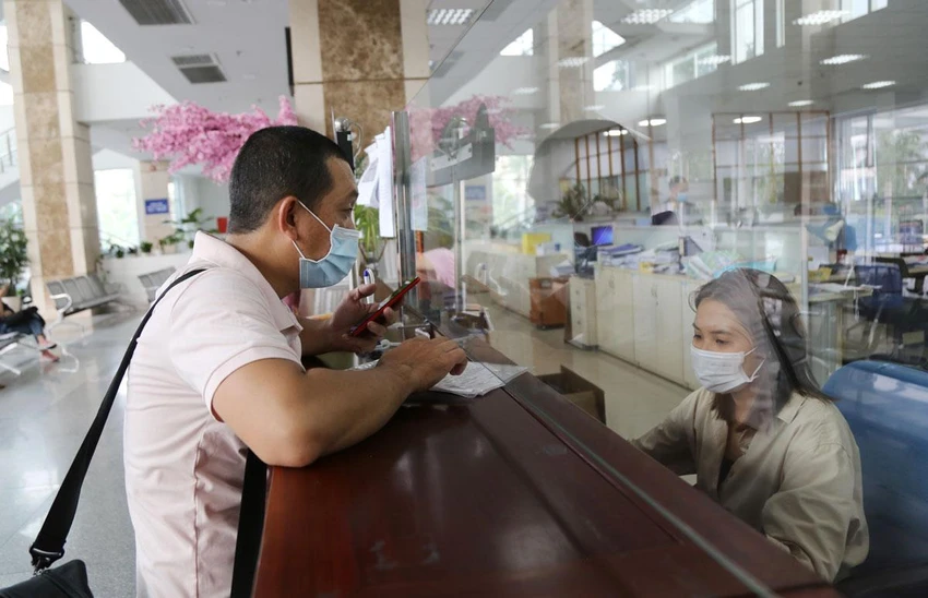 Người dân làm thủ tục thuế tại Cục thuế TP.HCM. Ảnh: HOÀNG GIANG Người dân làm thủ tục thuế tại Cục thuế TP.HCM. Ảnh: HOÀNG GIANG