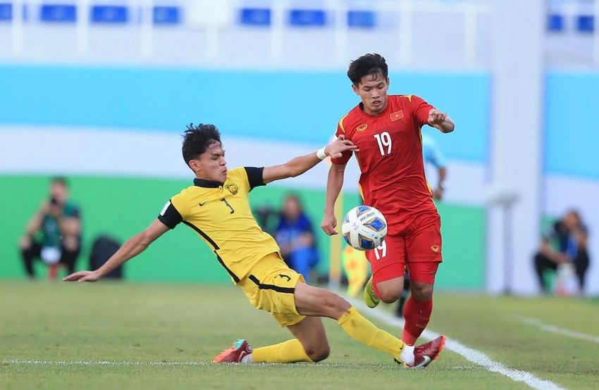 Thanh Nhân xuống biên trái và có đường chuyền như đặt… Thanh Nhân xuống biên trái và có đường chuyền như đặt…
