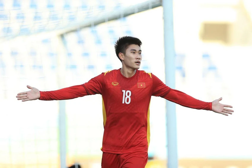 Nhâm Mạnh Dũng đánh đầu ghi bàn mở tỉ số và mừng chiến thắng áp đảo trước U-23 Malaysia. Ảnh: ANH THỎA Nhâm Mạnh Dũng đánh đầu ghi bàn mở tỉ số và mừng chiến thắng áp đảo trước U-23 Malaysia. Ảnh: ANH THỎA