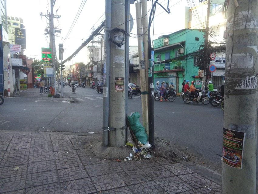 Sau khi báo phản ánh, các cuộn cáp đã được thu dọn. Ảnh: TH