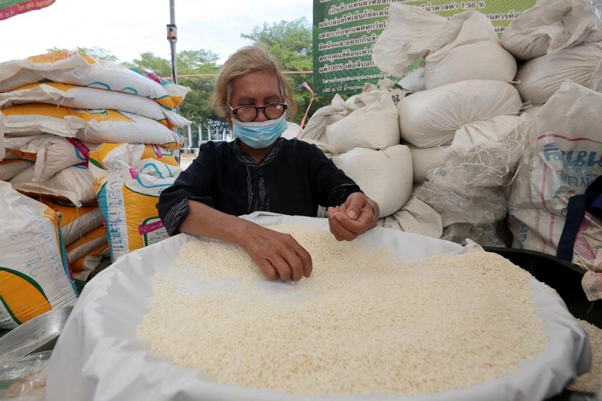 Một chủ đại lý gạo ở thủ đô Bangkok (Thái Lan) hồi tháng 4. Ảnh: THE BANGKOK POST Một chủ đại lý gạo ở thủ đô Bangkok (Thái Lan) hồi tháng 4. Ảnh: THE BANGKOK POST