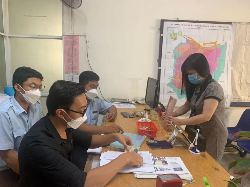 Cán bộ hộ tịch phường 22, quận Bình Thạnh giải quyết thủ tục hành chính cho người dân. Ảnh: TRÚC PHƯƠNG