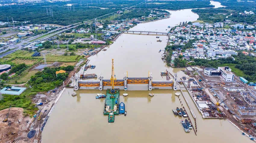 Dự án ngăn triều 10.000 tỉ đồng chưa xác định ngày về đích dù đã hoàn thành 90% khối lượng dự án. Ảnh: K.CƯỜNG Dự án ngăn triều 10.000 tỉ đồng chưa xác định ngày về đích dù đã hoàn thành 90% khối lượng dự án. Ảnh: K.CƯỜNG