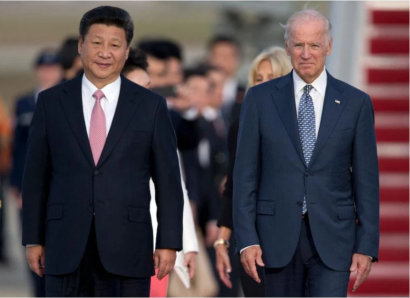Ông Joe Biden (phải) khi còn là phó tổng thống Mỹ đón Chủ tịch Trung Quốc Tập Cận Bình (trái) tại sân bay ở căn cứ Andrews (bang Maryland) khi ông Tập đến thăm Mỹ năm 2015. Ảnh: AP Ông Joe Biden (phải) khi còn là phó tổng thống Mỹ đón Chủ tịch Trung Quốc Tập Cận Bình (trái) tại sân bay ở căn cứ Andrews (bang Maryland) khi ông Tập đến thăm Mỹ năm 2015. Ảnh: AP