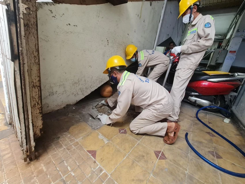 Công ty cổ phần Cấp nước Tân Hòa lấp giếng khoan quận Tân Phú, TP.HCM ngày 16-6. Ảnh: NGUYỄN CHÂU Công ty cổ phần Cấp nước Tân Hòa lấp giếng khoan quận Tân Phú, TP.HCM ngày 16-6. Ảnh: NGUYỄN CHÂU