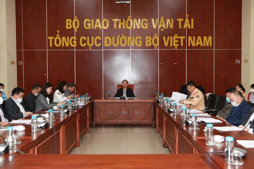 Ông Nguyễn Văn Huyện (ngồi giữa) điều hành phiên họp của Tổng cục Đường bộ. Ảnh: V.LONG