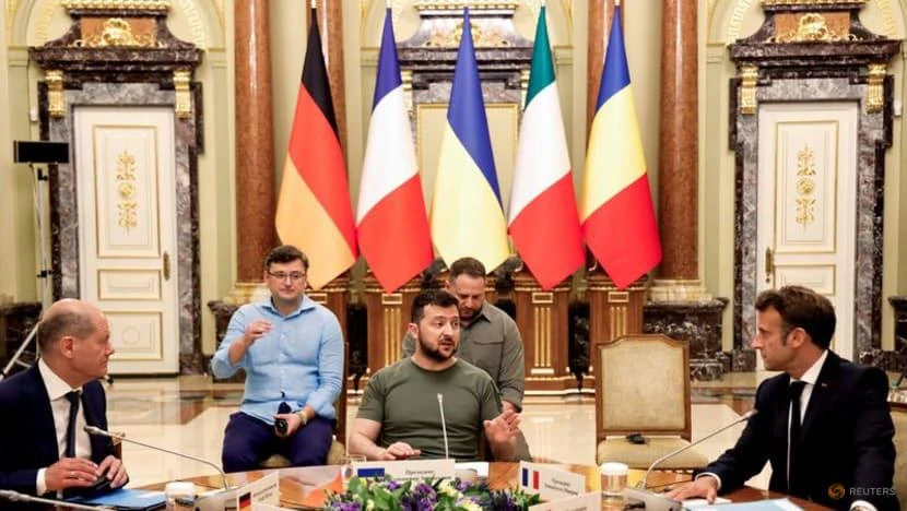 Tổng thống Ukraine Volodymyr Zelensky (giữa), Tổng thống Pháp Emmanuel Macron (phải) và Thủ tướng Đức Olaf Scholz (trái) gặp nhau tại cung điện Mariinsky ở Kiev, Ukraine ngày 16-6. Ảnh: REUTERS Tổng thống Ukraine Volodymyr Zelensky (giữa), Tổng thống Pháp Emmanuel Macron (phải) và Thủ tướng Đức Olaf Scholz (trái) gặp nhau tại cung điện Mariinsky ở Kiev, Ukraine ngày 16-6. Ảnh: REUTERS