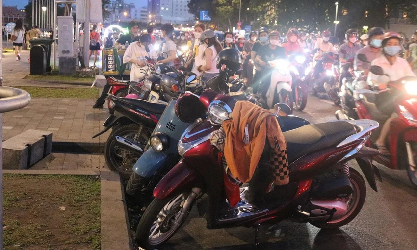 Bãi giữ xe tự phát tại Công viên bến Bạch Đằng (quận 1, TP.HCM). Ảnh: NGỌC TRĂM