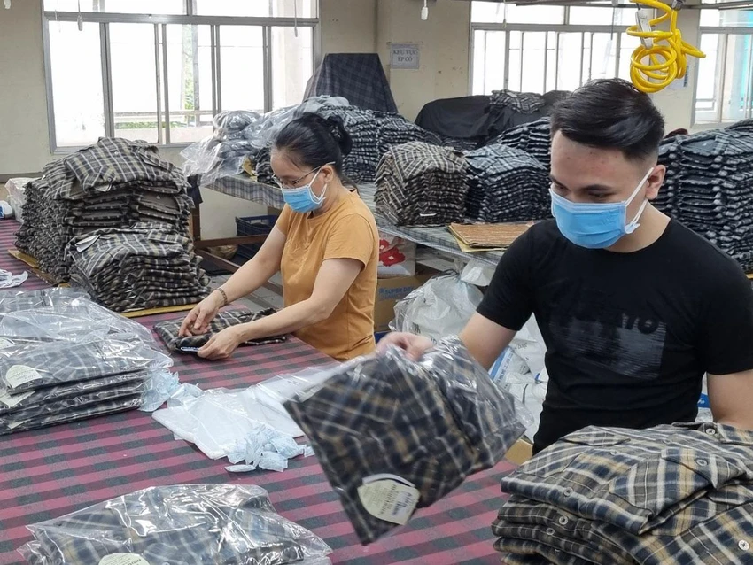 Người lao động đang làm việc tại một xưởng sản xuất. Ảnh: NAM DƯƠNG