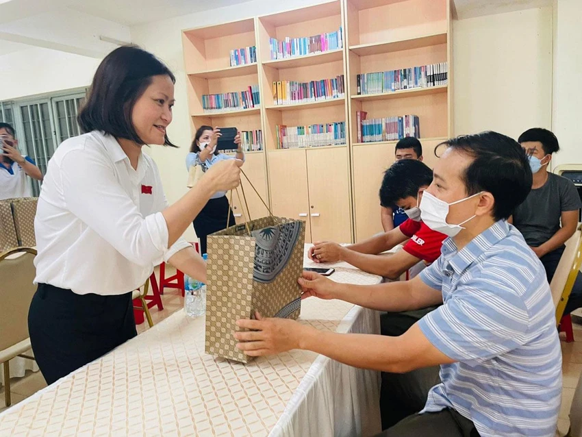 Bà Nguyễn Thị Thanh Vân, Trưởng ban Đô thị HĐND TP, thăm và tặng quà cho công nhân tại nhà lưu trú cho công nhân, Khu công nghiệp Hiệp Phước. Ảnh: V.HOA