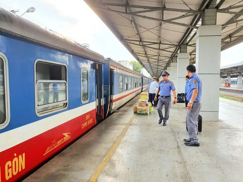 Đường sắt Bắc - Nam là tuyến giao thông huyết mạch đi qua địa bàn TP.HCM có chiều dài khoảng 14 km. Ảnh: THY NHUNG Đường sắt Bắc - Nam là tuyến giao thông huyết mạch đi qua địa bàn TP.HCM có chiều dài khoảng 14 km. Ảnh: THY NHUNG