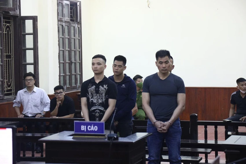 Nguyễn Văn Cường (bìa phải) cùng các bị cáo tại tòa. Ảnh: UYÊN TRANG
