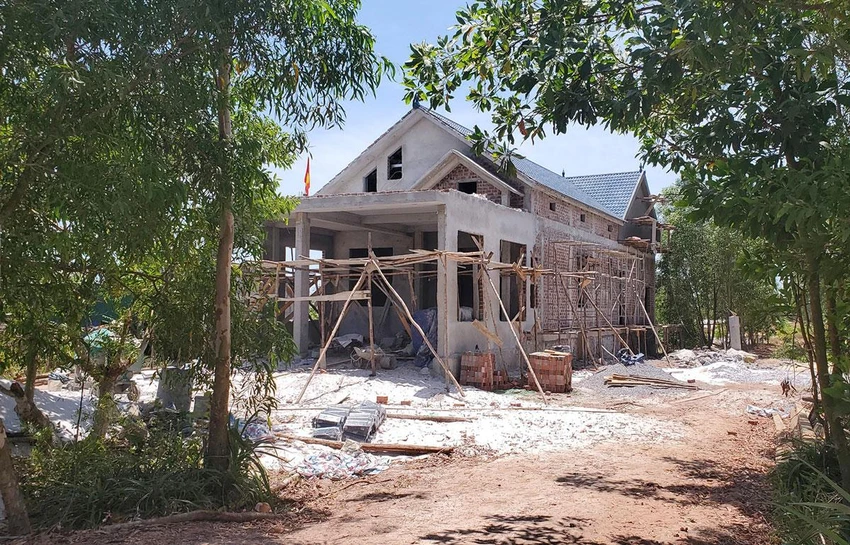 Một căn nhà kiên cố được xây dựng trái phép ở xã Quảng Hưng. Ảnh: BẢO THIÊN Một căn nhà kiên cố được xây dựng trái phép ở xã Quảng Hưng. Ảnh: BẢO THIÊN