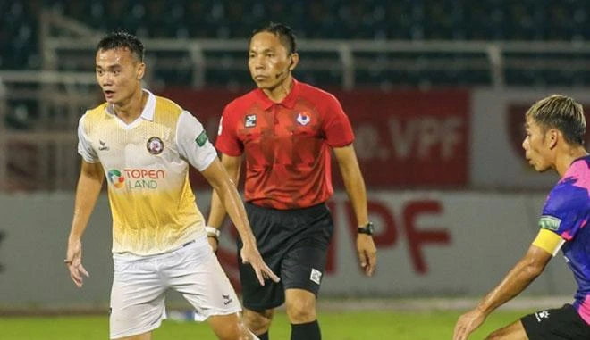 Cựu còi vàng Nguyễn Ngọc Châu với góc quan sát không thuận lợi đã công nhận bàn thắng và chắc chắn bị treo còi vì lỗi lầm trên. Ảnh: CTV