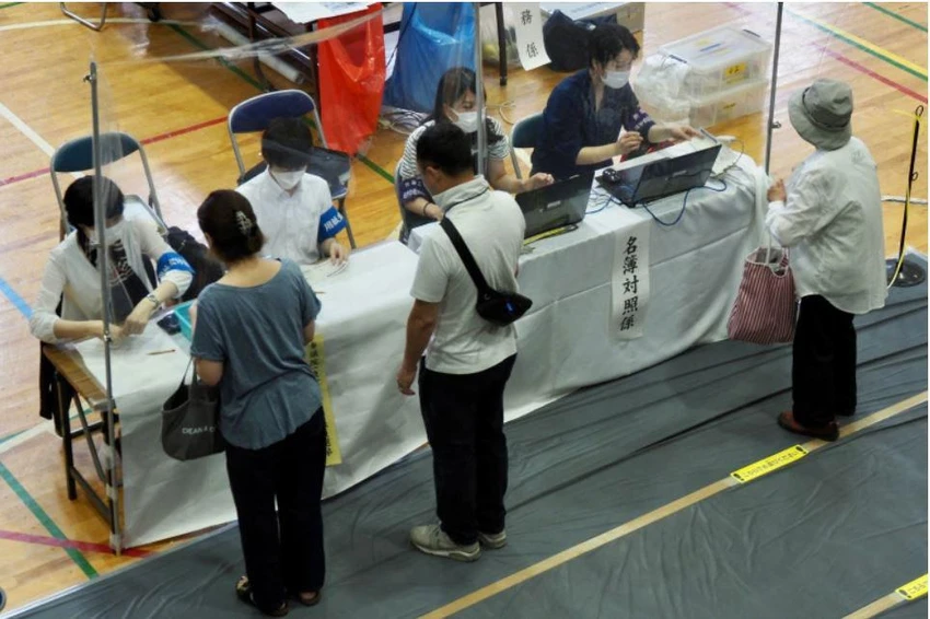Cử tri đi bỏ phiếu bầu cử Thượng viện tại Tokyo (Nhật) ngày 10-7. Ảnh: AFP Cử tri đi bỏ phiếu bầu cử Thượng viện tại Tokyo (Nhật) ngày 10-7. Ảnh: AFP