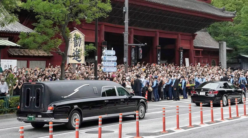 Từng hàng dài người dân thủ đô Tokyo cúi đầu chào tiễn biệt cố Thủ tướng Shinzo Abe khi xe chở linh cữu ông đi qua vào ngày 12-7. Ảnh: AP Từng hàng dài người dân thủ đô Tokyo cúi đầu chào tiễn biệt cố Thủ tướng Shinzo Abe khi xe chở linh cữu ông đi qua vào ngày 12-7. Ảnh: AP