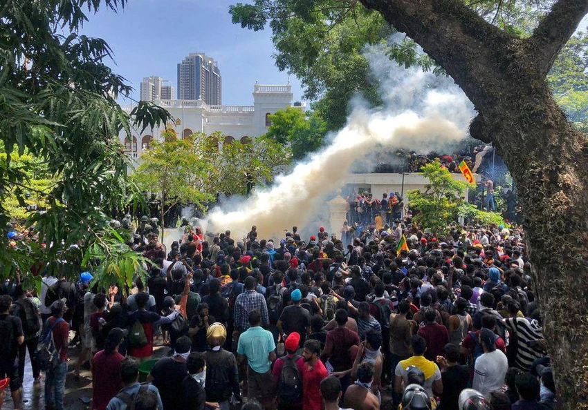 Người biểu tình tập trung bên ngoài Văn phòng Thủ tướng Sri Lanka Ranil Wickremesinghe ngày 13-7. Ảnh: REUTERS Người biểu tình tập trung bên ngoài Văn phòng Thủ tướng Sri Lanka Ranil Wickremesinghe ngày 13-7. Ảnh: REUTERS